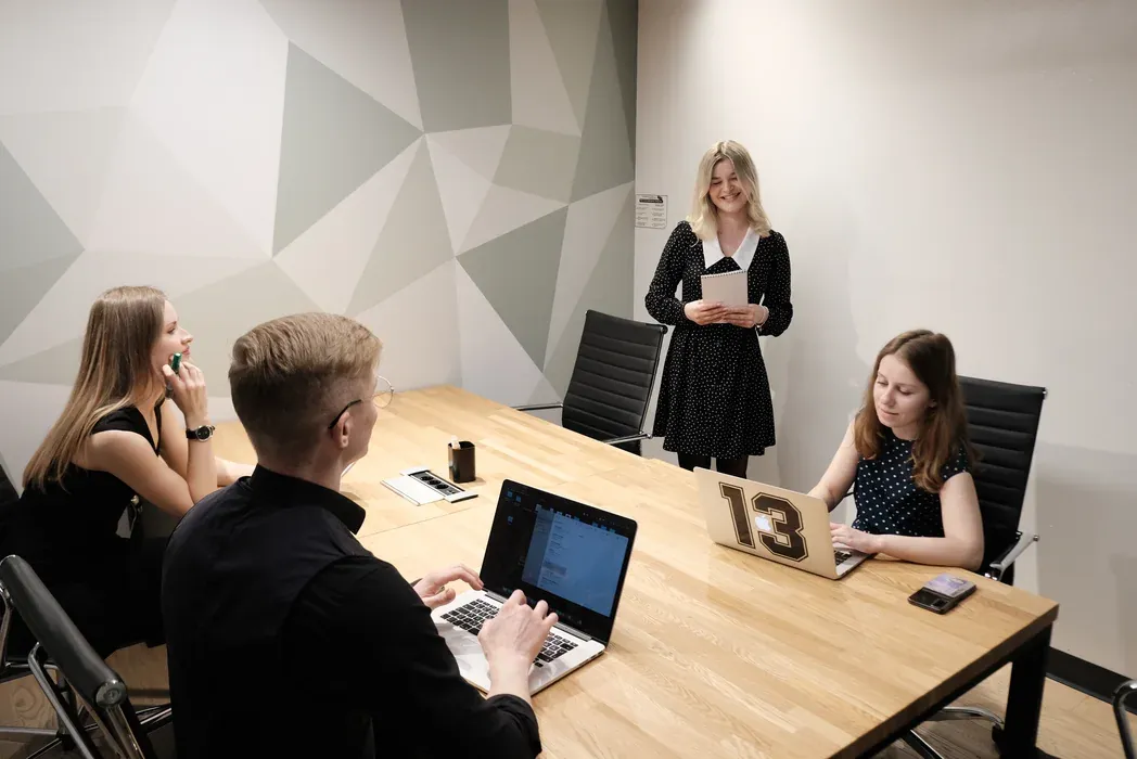Встреча в переговорной у экрана